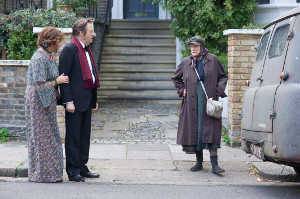 Miss Shepherd (Maggie Smith) y vecinos de Gloucester Crescent