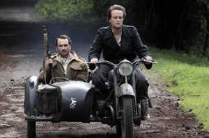 Hans (August Diehl), el refugiado alemán, conduciendo la moto con Percy (Matthew Rhys), el soldado escocés