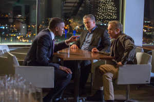 El Dr. Omalu (Will Smith) junto al Dr. Julian Bailes (Alec Baldwin) y el Dr. Joseph Maroon (Arliss Howard)