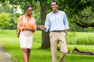 Michelle Robinson (Tika Sumpter) paseando junto a Barack Obama (Parker Sawyers)
