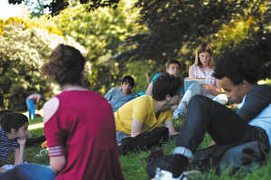 Los alunos de Nathalie debatiendo en el parque