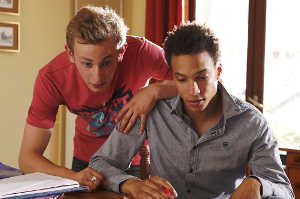 Damien apoyado en el hombro de Thomas, estudiando en la casa del primero. 'Cuando tienes 17 años'