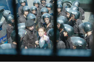 El ejército sofocando a las manifestaciones populares de El Cairo