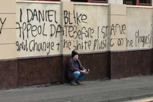 La protesta de Daniel Blake (Dave Johns): 'Yo, Daniel Blake exijo mi fecha de apelación antes de morir de hambre y cambien esa basura de música en sus teléfonos'