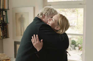 Ines Conradi (Sandra Hller) abrazando a su padre, Winfried Conradi alias Toni Erdmann (Peter Simonischek)