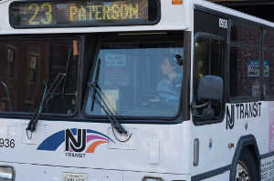 Paterson conduciendo su autobs