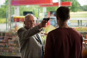 Hagen Kahl (Anthony Hopkins) apuntando con una pistola a Casey Stein