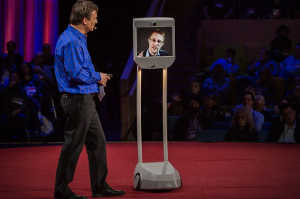 Snowden dirigiéndose al mundo por videoconferencia
