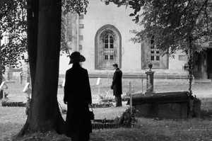Anna (Paula Beer) observa a Adrien Rivoire (Pierre Niney) en el cementerio ante la tumba de Frantz