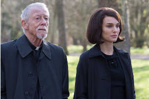 John Hurt (el prroco) junto a Natalie Portman (Jackie)