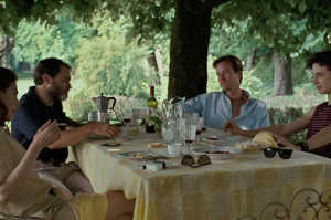 Elio (Timothe Chalamet) y Oliver (Armie Hammer) sentados junto a los padres del primero, Annella (Amira Casar) y el seor Perlman (Michael Stulhbarg), en su casa de Lombarda