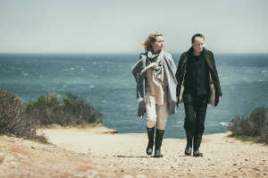 Rebecca (Nina Hoss) paseando junto a Max Zorn (Stellan Skarsgrd)