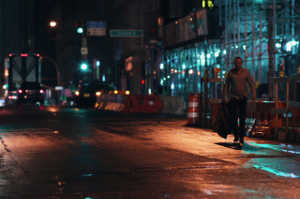 Max vagando por las calles nocturnas de Nueva York