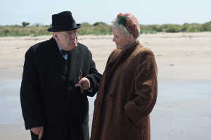 Winston Churchill junto a su esposa, Clementine Churchill (Miranda Richardson)