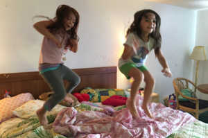 Moonee (Brooklynn Kimberly Prince) junto a su amiga Jancey (Valeria Cotto) saltando en una cama del motel donde viven sus familias Moonee (Brooklynn Kimberly Prince) junto a su amiga Jancey (Valeria Cotto) saltando en una cama del motel donde viven sus familias