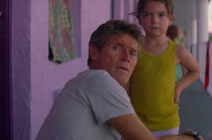 Bobby (Willem Dafoe), el gerente de este motel peculiar con Jancey Bobby (Willem Dafoe), el gerente de este motel peculiar con Jancey