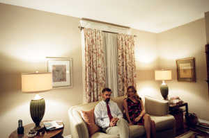 Stephen Murphy (Colin Farrel) junto a su esposa, Anna (Nicole Kidman) esperando un desenlace
