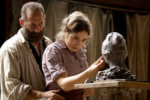 El escultor Rodin (Vicent Lindon) junto a Camile Claudel (Iza Higelin)