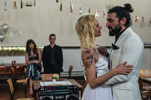Nuri Sekerci (Numan Acar) junto a Katja Sekerci (Diane Kruger) en su boda