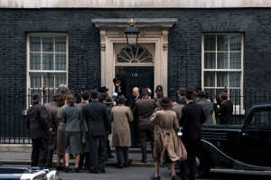 Winson Churchill sale de su oficina situada en el 10 de Downing Street