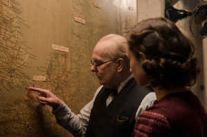 Churchill al lado de su secretaria Elizabeth Layton (Lily James)