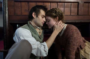 El amor es apasionado entre Mary Shelley y Percy Shelley Ronan (Douglas Booth)