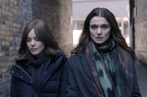 Esti Kuperman (Rachel McAdams), al a izquierda, caminando junto a Ronit Krushka (Rachel Weisz)(dch)