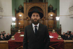 Dovid Kuperman en la sinagoga, aceptando que todas las personas son libres de tomar el rumbo que deseen en sus vidas