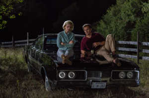 Ted Kennedy (Jason Clarke) junto a Mary Jo Kopechne (Kate Mara),antes del accidente en Chappaquiddick