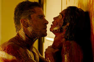 Jen y Richard (Kevin Janssen) embadurnados de sangre con sabor a ketchup y deguello casero