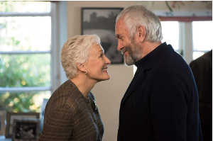 Joan Castleman (Glenn Close) junto a su marido, Joe Castleman (Jonathan Pryce), cuando le comunican la concesin del Premio Nobel de Literatura