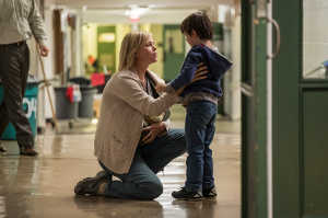 Marlo (Charlize Theron) junto a su hijo Jonah (el debutante Asher Miles Fallica), un niño con una disfunción neurológica