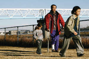 De izd a dch: Miyu Sasaki como Yuri Hojo, Lily Franky en el papel de Osamu Shibata y Jyo Kairi (Shota Shibata)