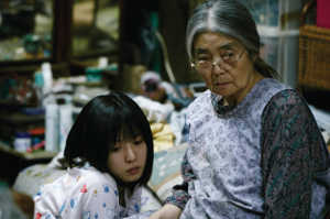 Yuri Hojo junto a su nueva abuela, Kirin Kiki (Hatsue Shibata)