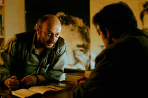 Sinan discutiendo sobre literatura con un escritor famoso de la literatura turca