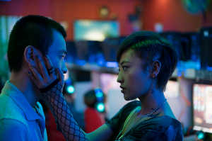 Wang con Mindy (Luna Kwok), una atracción de cibercafé