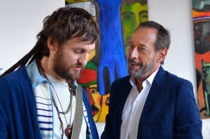 Arturo (Guillermo Francella), galerista de xito junto a un joven trotamundos llamado Alex (Ral Arvalo)