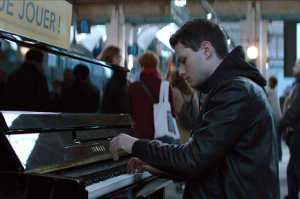 Mathieu tocando el piano en la Estación de París Norte
