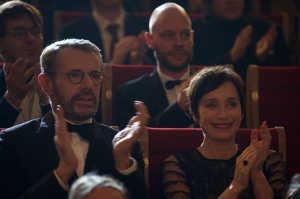 La Condesa (Kristin Scott Thomas) junto a Pierre Geithner (Lambert Wilson) en el concierto que Mathieu ofreció durante la competición nacional de piano
