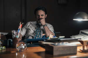 John Hunt (Casey Affleck) es el detective sin pistola, pensativo y aburrido