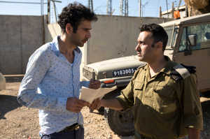 Assi entrega a Salam parte de su guion reescrito antes de cruzar hacia Ramallah