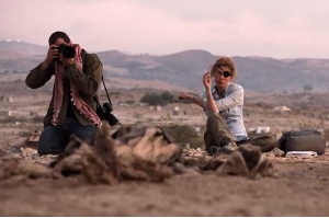 Marie Colvin (Rosamund Pike) en un escenario de conflicto y trabajo junto al fotgrafo Paul Conroy (Jamie Dornan)