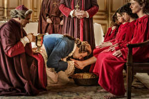 Luis XVI (Laurent Lafitte) lavando los pies a unos nios