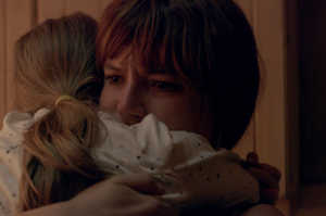 El abrazo entre Rose-Lynn y su hija es uno de los momentos clave de 'Wild Rose'