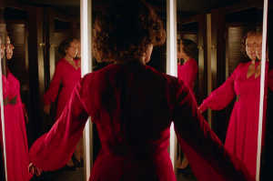 Sheila (Marianne Jean-Baptiste) probndose el v estido rojo del infortunio