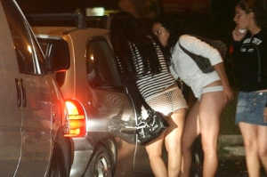La prostitución sale a la calle