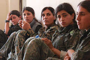 Un momento de descanso para las mujeres soldado de la YPJ