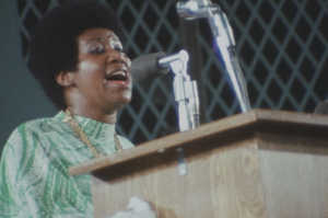 Aretha Franklin cantando en la iglesia Bautista Misionera New Temple, Watts, Los ngeles