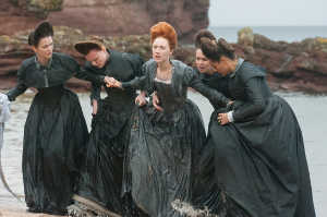 Mara Estuardo (Saoirse Ronan) llega a las costas escocesas procedente de Francia