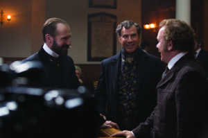 De izd a dcha:Moriarty (Ralph Fiennes), Holmes (Will Ferrell) y Watson (John C. Reilly)